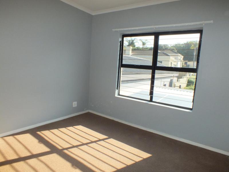 To Let 4 Bedroom Property for Rent in Van Riebeeckshof Western Cape